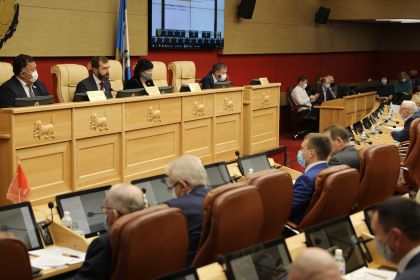 Принят закон о продлении до конца 2020 года дополнительных выплат медикам 